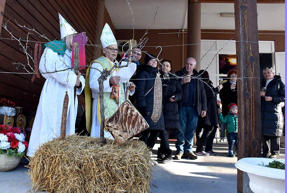 /FOTO/ Pojeden pršut od 12 kilograma i dvije stotine sarmi