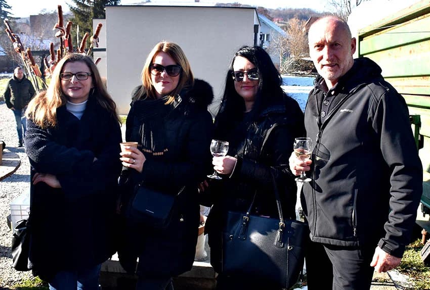 /FOTO/ Pojeden pršut od 12 kilograma i dvije stotine sarmi