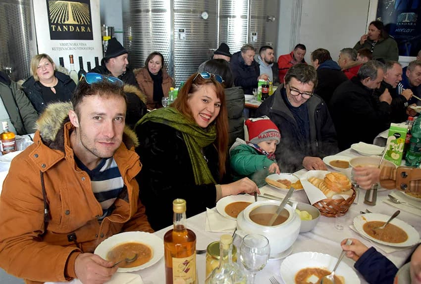 /FOTO/ Pojeden pršut od 12 kilograma i dvije stotine sarmi