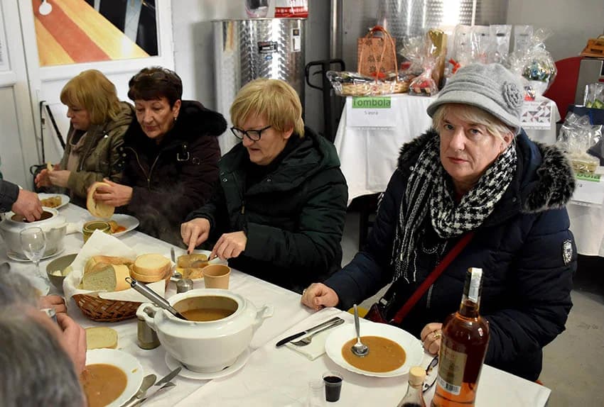 /FOTO/ Pojeden pršut od 12 kilograma i dvije stotine sarmi
