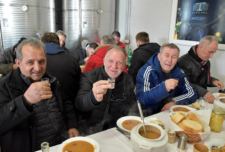 /FOTO/ Pojeden pršut od 12 kilograma i dvije stotine sarmi