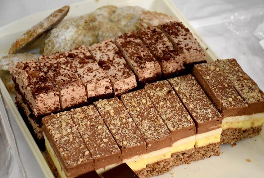/FOTO/ Pojeden pršut od 12 kilograma i dvije stotine sarmi