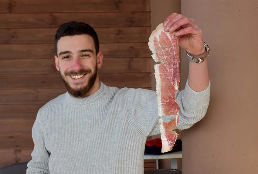 /FOTO/ Pojeden pršut od 12 kilograma i dvije stotine sarmi