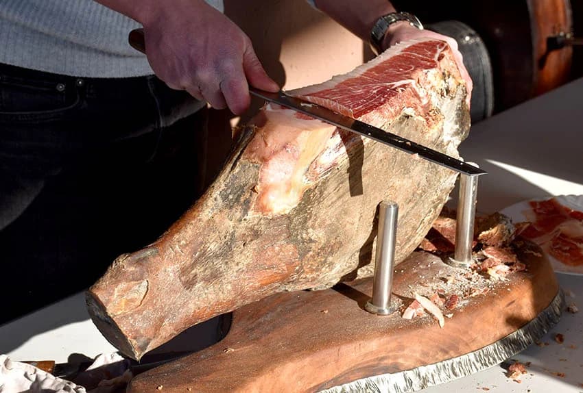 /FOTO/ Pojeden pršut od 12 kilograma i dvije stotine sarmi