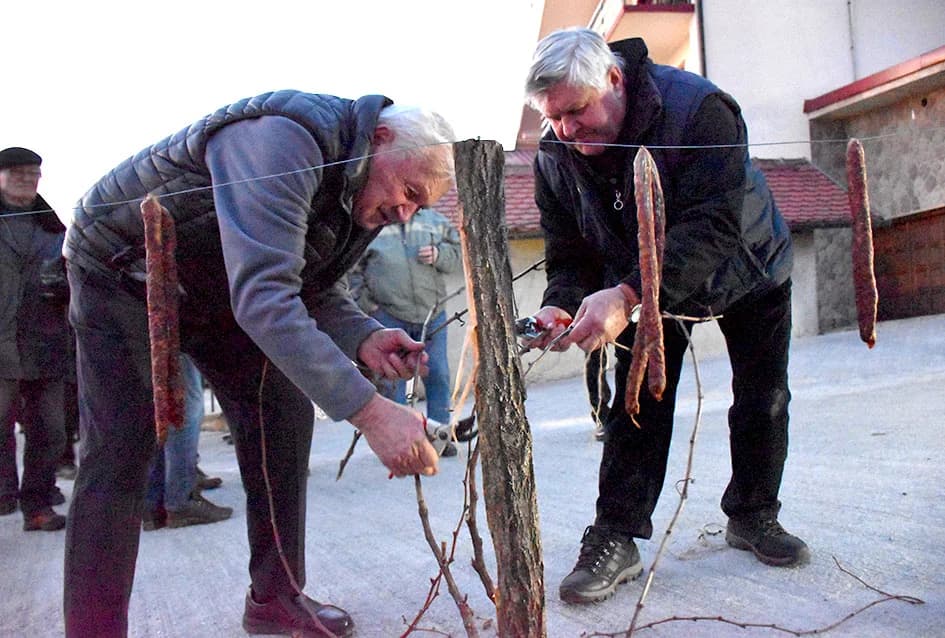 VINCELOVO KOD ENJINGIJA U HRNJEVCU: Brojni uzvanici slavili početak radova u vinogradu