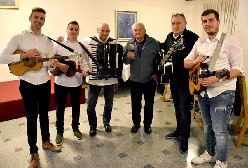 VINCELOVO KOD ENJINGIJA U HRNJEVCU: Brojni uzvanici slavili početak radova u vinogradu