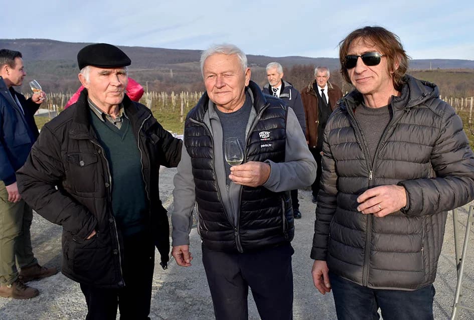 VINCELOVO KOD ENJINGIJA U HRNJEVCU: Brojni uzvanici slavili početak radova u vinogradu
