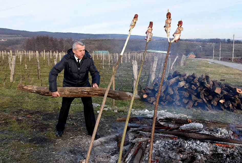 VINCELOVO KOD ENJINGIJA U HRNJEVCU: Brojni uzvanici slavili početak radova u vinogradu