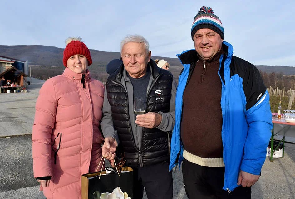 VINCELOVO KOD ENJINGIJA U HRNJEVCU: Brojni uzvanici slavili početak radova u vinogradu