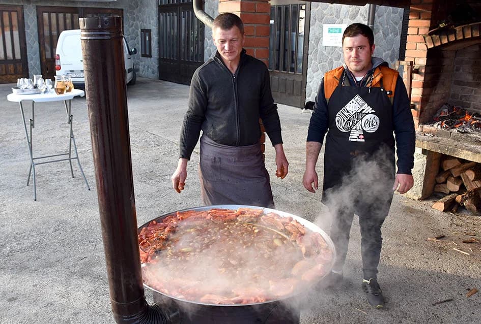 VINCELOVO KOD ENJINGIJA U HRNJEVCU: Brojni uzvanici slavili početak radova u vinogradu