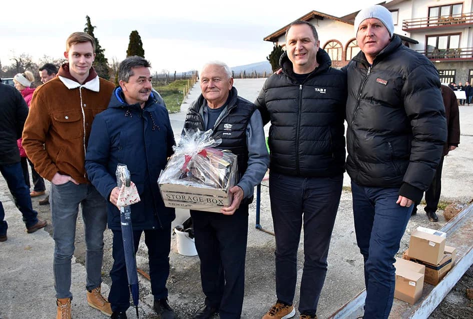 VINCELOVO KOD ENJINGIJA U HRNJEVCU: Brojni uzvanici slavili početak radova u vinogradu