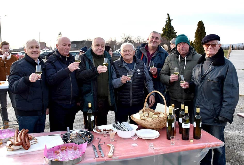 VINCELOVO KOD ENJINGIJA U HRNJEVCU: Brojni uzvanici slavili početak radova u vinogradu