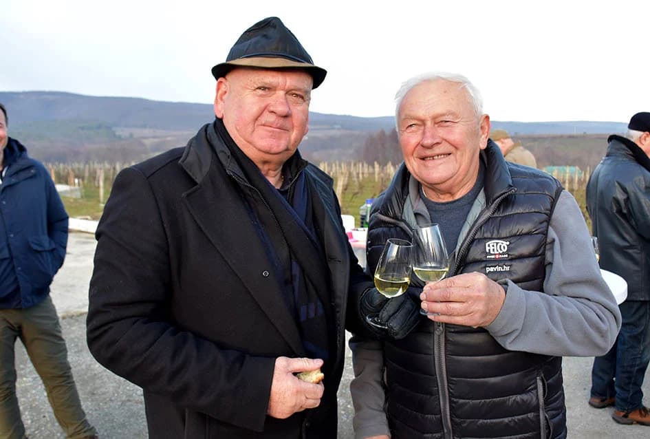 VINCELOVO KOD ENJINGIJA U HRNJEVCU: Brojni uzvanici slavili početak radova u vinogradu