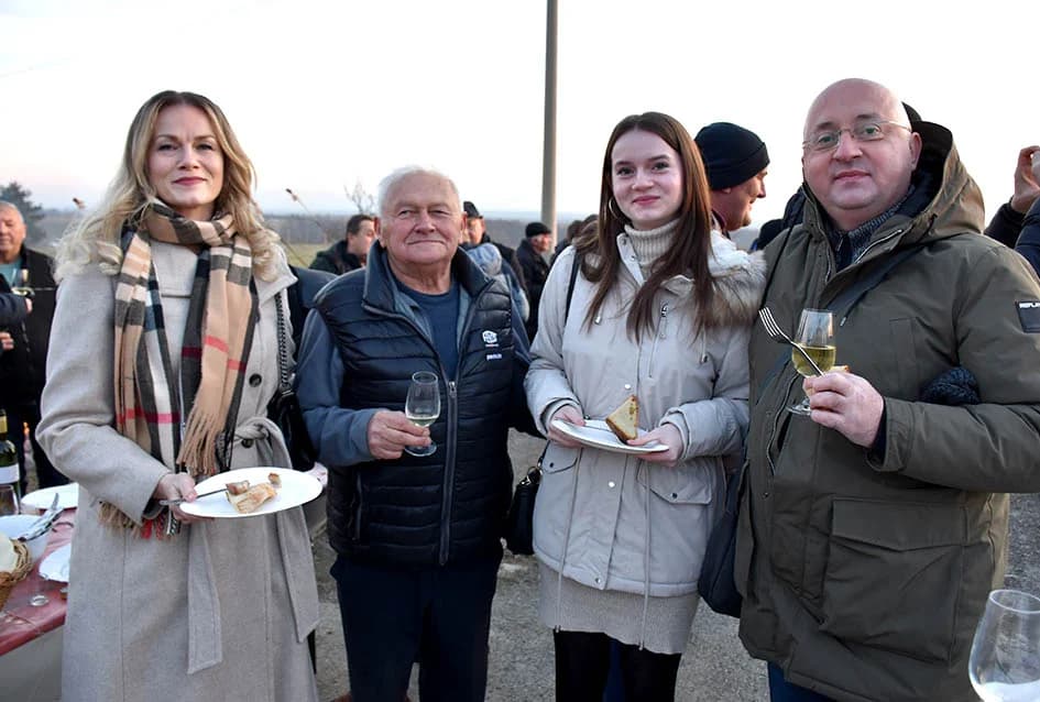 VINCELOVO KOD ENJINGIJA U HRNJEVCU: Brojni uzvanici slavili početak radova u vinogradu