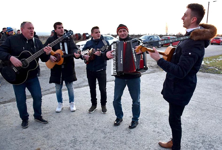 VINCELOVO KOD ENJINGIJA U HRNJEVCU: Brojni uzvanici slavili početak radova u vinogradu