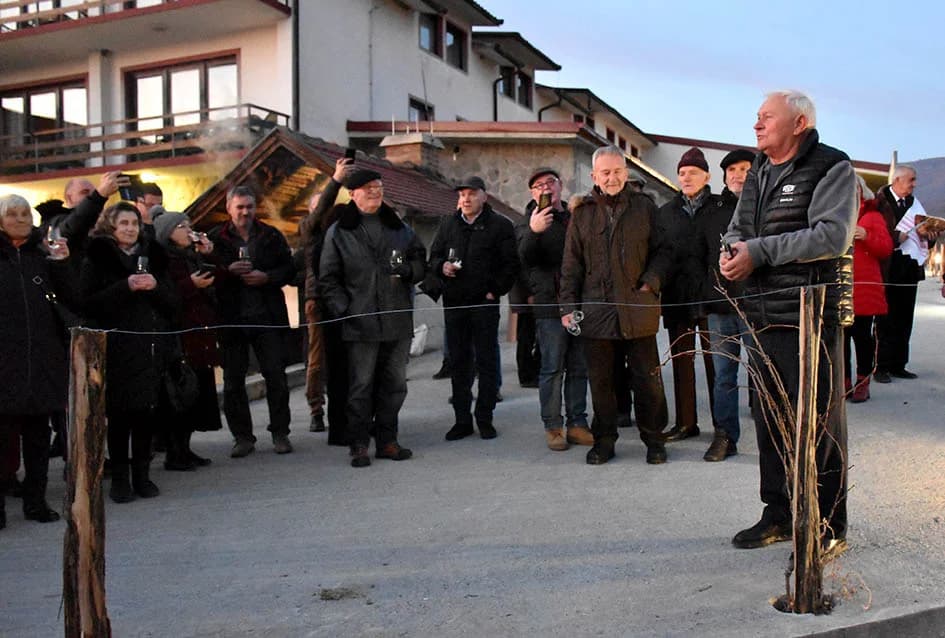 VINCELOVO KOD ENJINGIJA U HRNJEVCU: Brojni uzvanici slavili početak radova u vinogradu