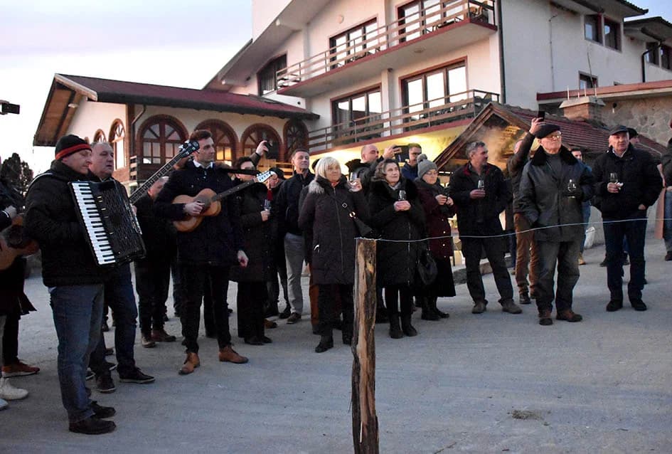 VINCELOVO KOD ENJINGIJA U HRNJEVCU: Brojni uzvanici slavili početak radova u vinogradu