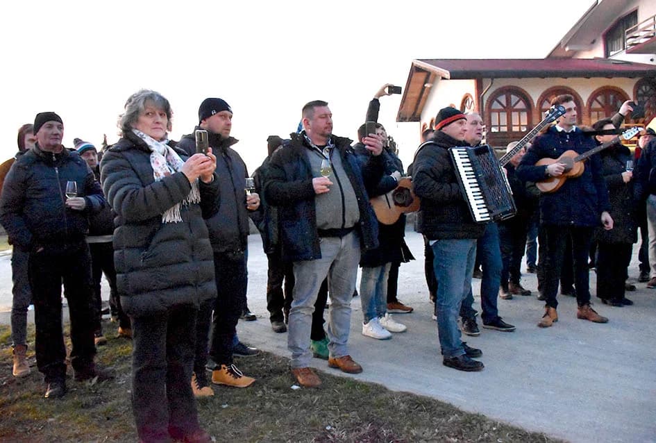 VINCELOVO KOD ENJINGIJA U HRNJEVCU: Brojni uzvanici slavili početak radova u vinogradu