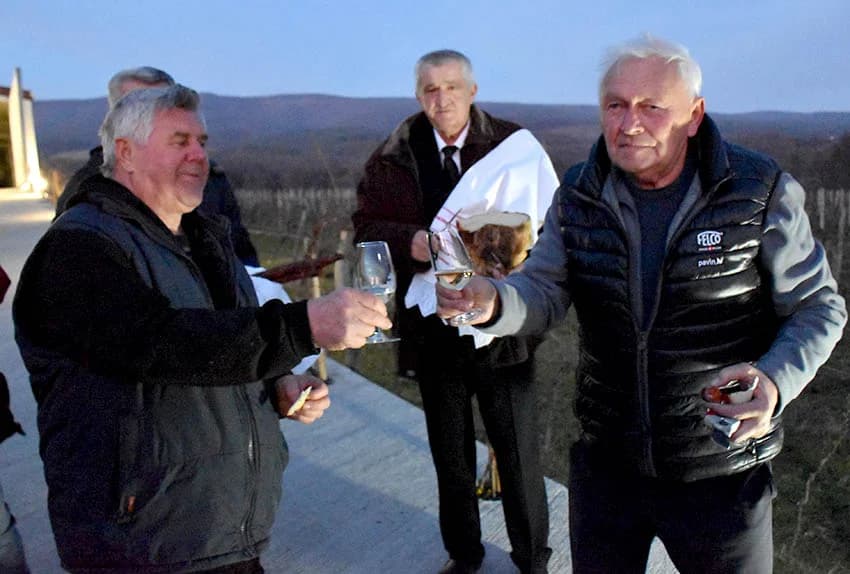 VINCELOVO KOD ENJINGIJA U HRNJEVCU: Brojni uzvanici slavili početak radova u vinogradu