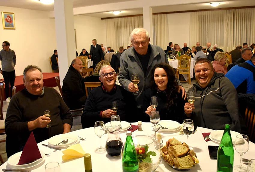 VINCELOVO KOD ENJINGIJA U HRNJEVCU: Brojni uzvanici slavili početak radova u vinogradu