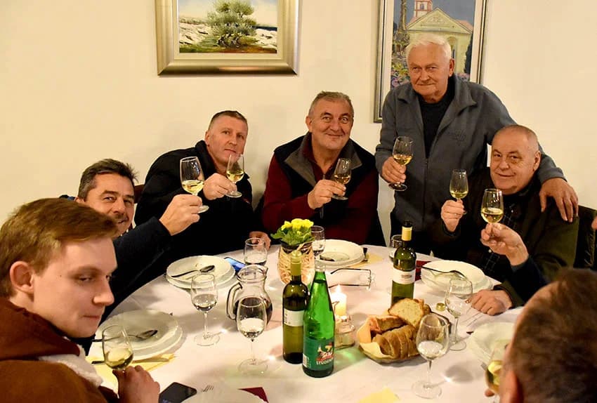 VINCELOVO KOD ENJINGIJA U HRNJEVCU: Brojni uzvanici slavili početak radova u vinogradu