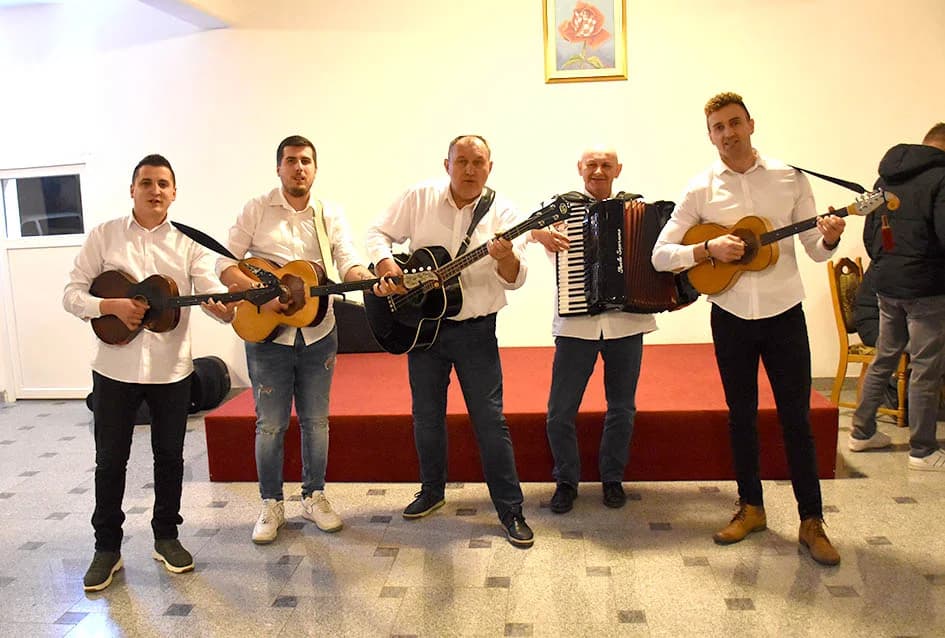 VINCELOVO KOD ENJINGIJA U HRNJEVCU: Brojni uzvanici slavili početak radova u vinogradu