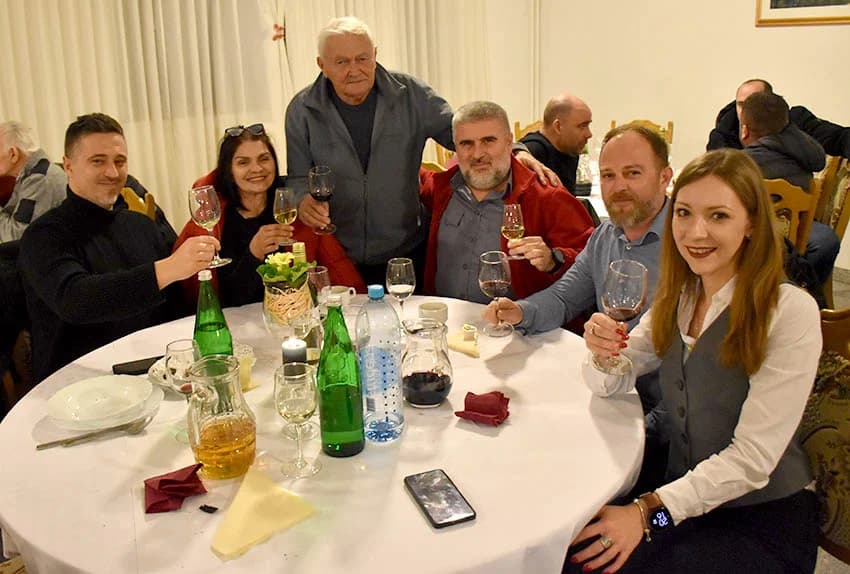 VINCELOVO KOD ENJINGIJA U HRNJEVCU: Brojni uzvanici slavili početak radova u vinogradu