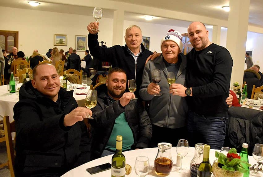 VINCELOVO KOD ENJINGIJA U HRNJEVCU: Brojni uzvanici slavili početak radova u vinogradu