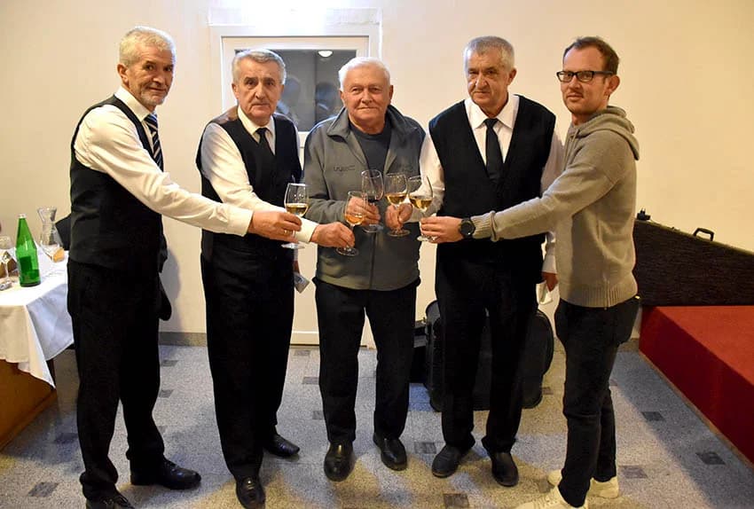 VINCELOVO KOD ENJINGIJA U HRNJEVCU: Brojni uzvanici slavili početak radova u vinogradu