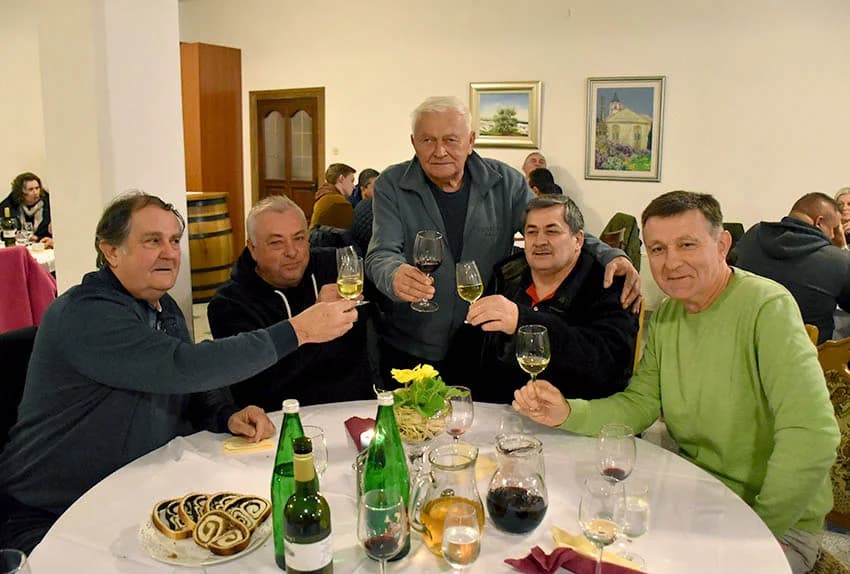 VINCELOVO KOD ENJINGIJA U HRNJEVCU: Brojni uzvanici slavili početak radova u vinogradu