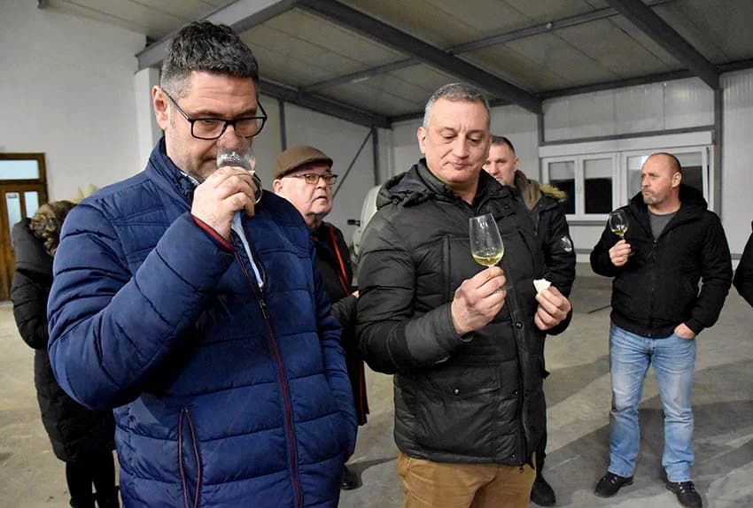 VINCELOVO KOD ENJINGIJA U HRNJEVCU: Brojni uzvanici slavili početak radova u vinogradu