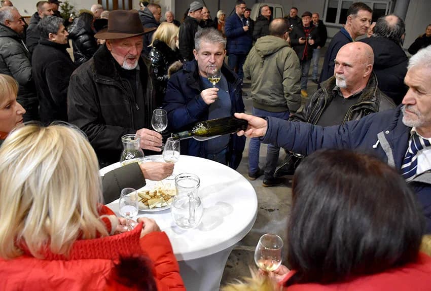 VINCELOVO KOD ENJINGIJA U HRNJEVCU: Brojni uzvanici slavili početak radova u vinogradu