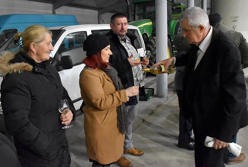 VINCELOVO KOD ENJINGIJA U HRNJEVCU: Brojni uzvanici slavili početak radova u vinogradu