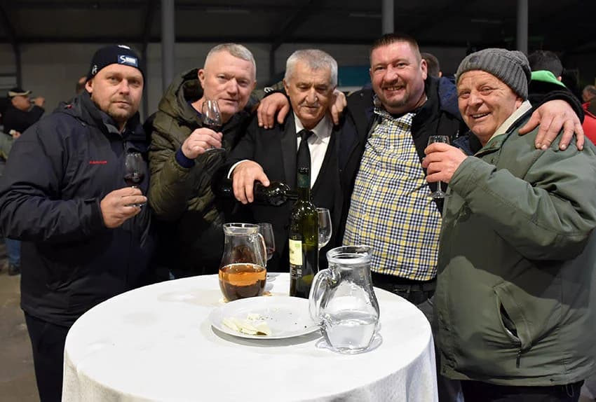 VINCELOVO KOD ENJINGIJA U HRNJEVCU: Brojni uzvanici slavili početak radova u vinogradu