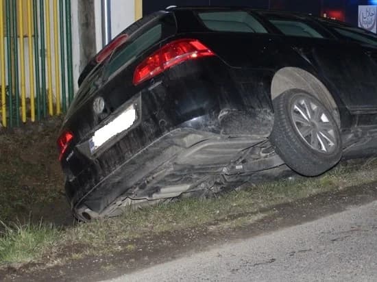 Automobil u putnom kanalu