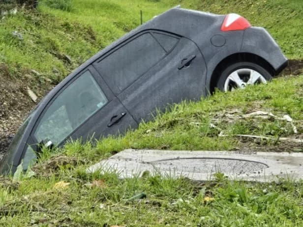 Automobil u putnom kanalu (Ilustracija)