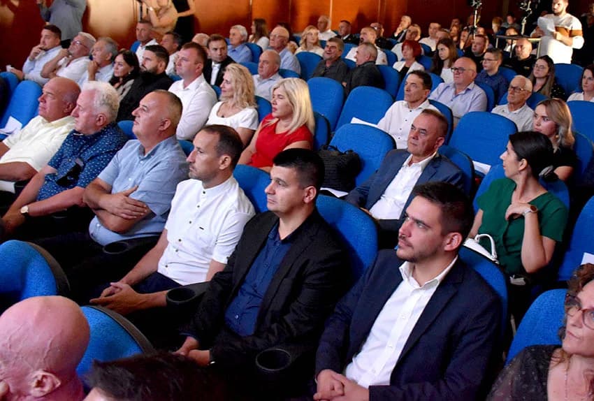 /FOTOGALERIJA/ Gradonačelnik Budimir kroz kviz „Tko želi biti milijunaš“ prezentirao rezultate rada na svečanoj sjednici Gradskog vijeća Kutjeva
