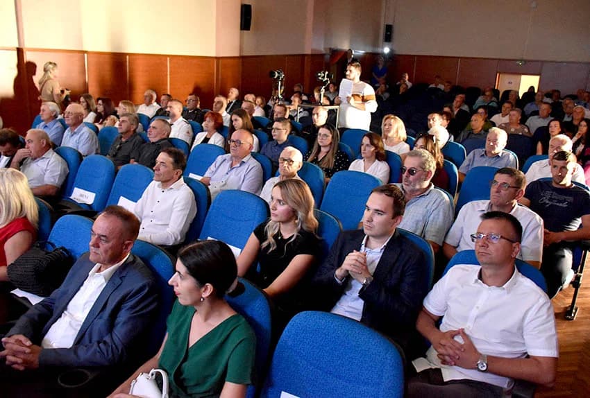 /FOTOGALERIJA/ Gradonačelnik Budimir kroz kviz „Tko želi biti milijunaš“ prezentirao rezultate rada na svečanoj sjednici Gradskog vijeća Kutjeva