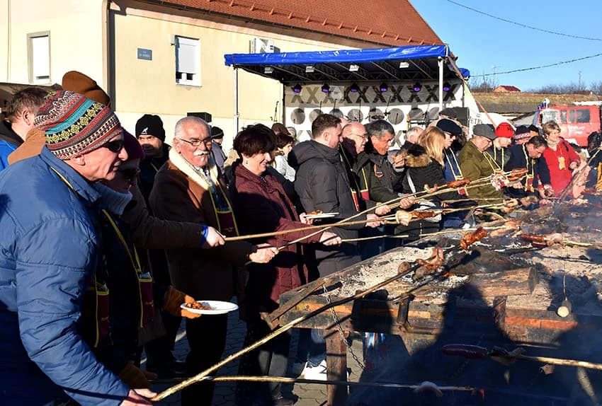 VETOVAČKO VINCELOVO: Uz orezano trsje, odabrana vina i domaće delicije Ivan Štivić i tamburaši razveselili stotine posjetitelja