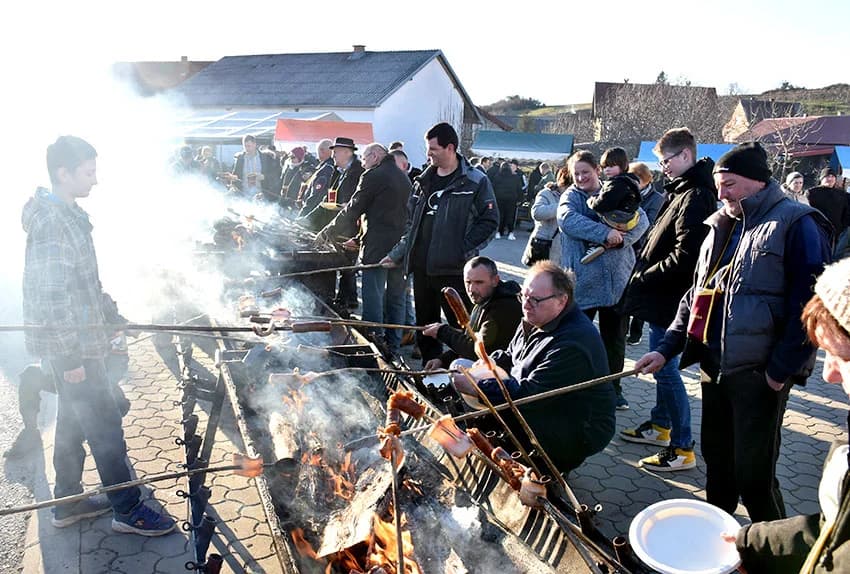 VETOVAČKO VINCELOVO: Uz orezano trsje, odabrana vina i domaće delicije Ivan Štivić i tamburaši razveselili stotine posjetitelja