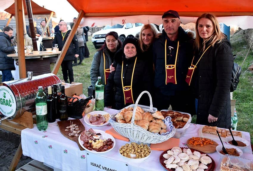 VETOVAČKO VINCELOVO: Uz orezano trsje, odabrana vina i domaće delicije Ivan Štivić i tamburaši razveselili stotine posjetitelja