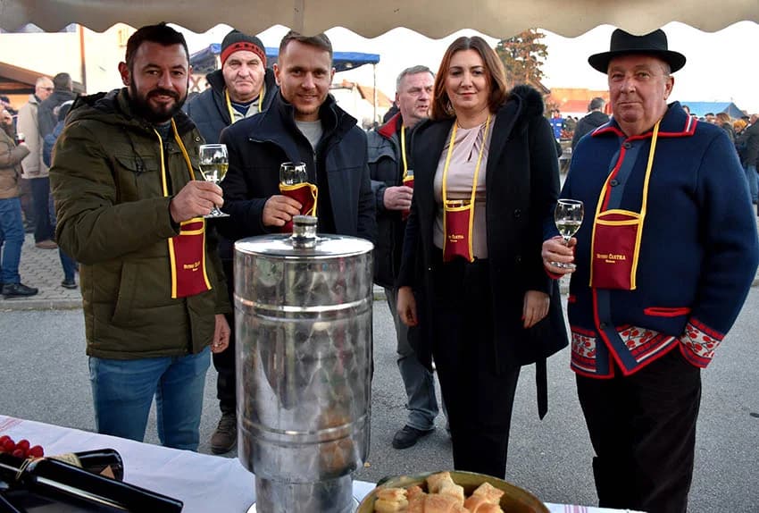 VETOVAČKO VINCELOVO: Uz orezano trsje, odabrana vina i domaće delicije Ivan Štivić i tamburaši razveselili stotine posjetitelja