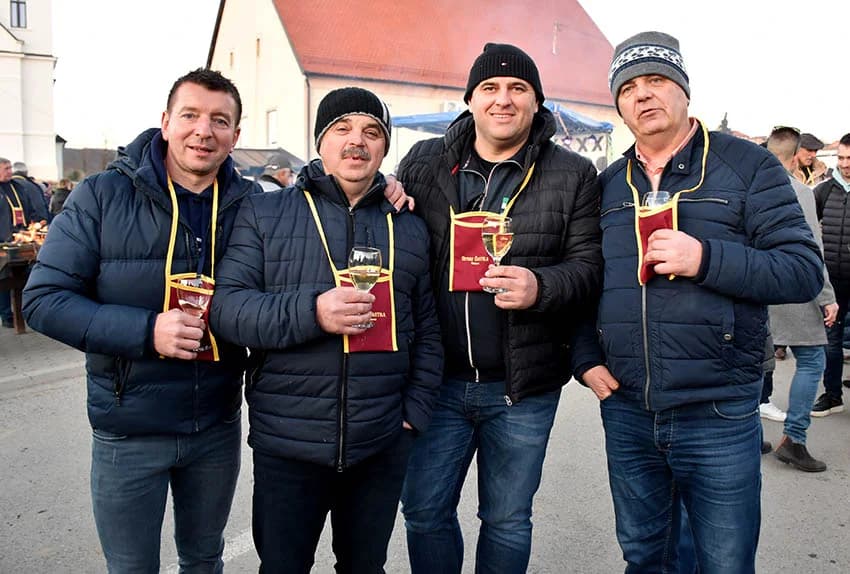 VETOVAČKO VINCELOVO: Uz orezano trsje, odabrana vina i domaće delicije Ivan Štivić i tamburaši razveselili stotine posjetitelja