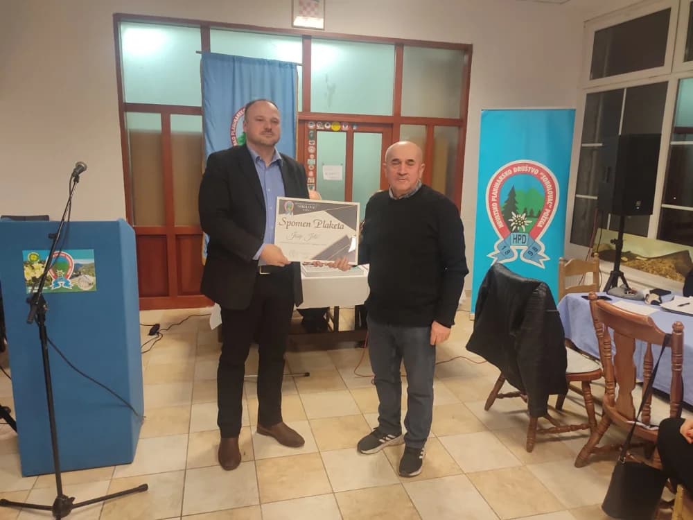SKUPŠTINA HPD SOKOLOVAC:  Četrnaest planinara primilo spomen plakete za doprinos razvoju planinarstva