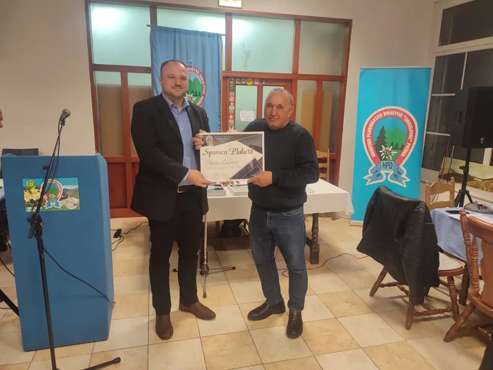 SKUPŠTINA HPD SOKOLOVAC:  Četrnaest planinara primilo spomen plakete za doprinos razvoju planinarstva