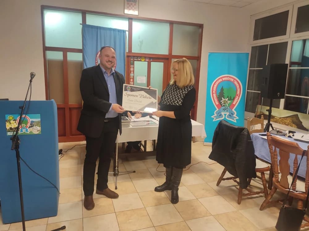SKUPŠTINA HPD SOKOLOVAC:  Četrnaest planinara primilo spomen plakete za doprinos razvoju planinarstva