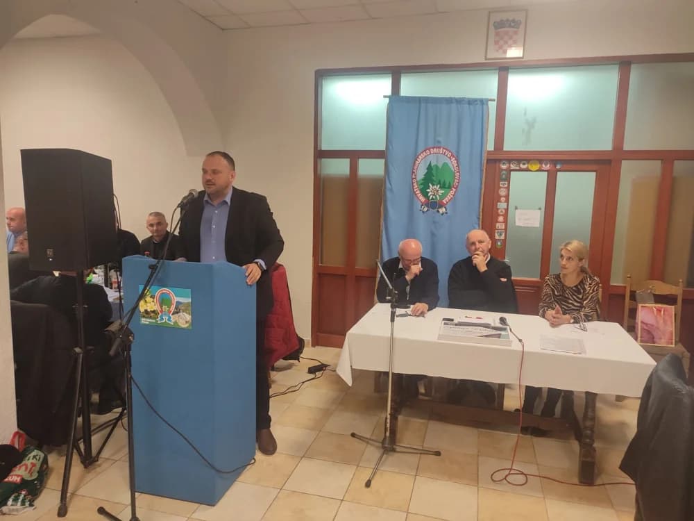 SKUPŠTINA HPD SOKOLOVAC:  Četrnaest planinara primilo spomen plakete za doprinos razvoju planinarstva