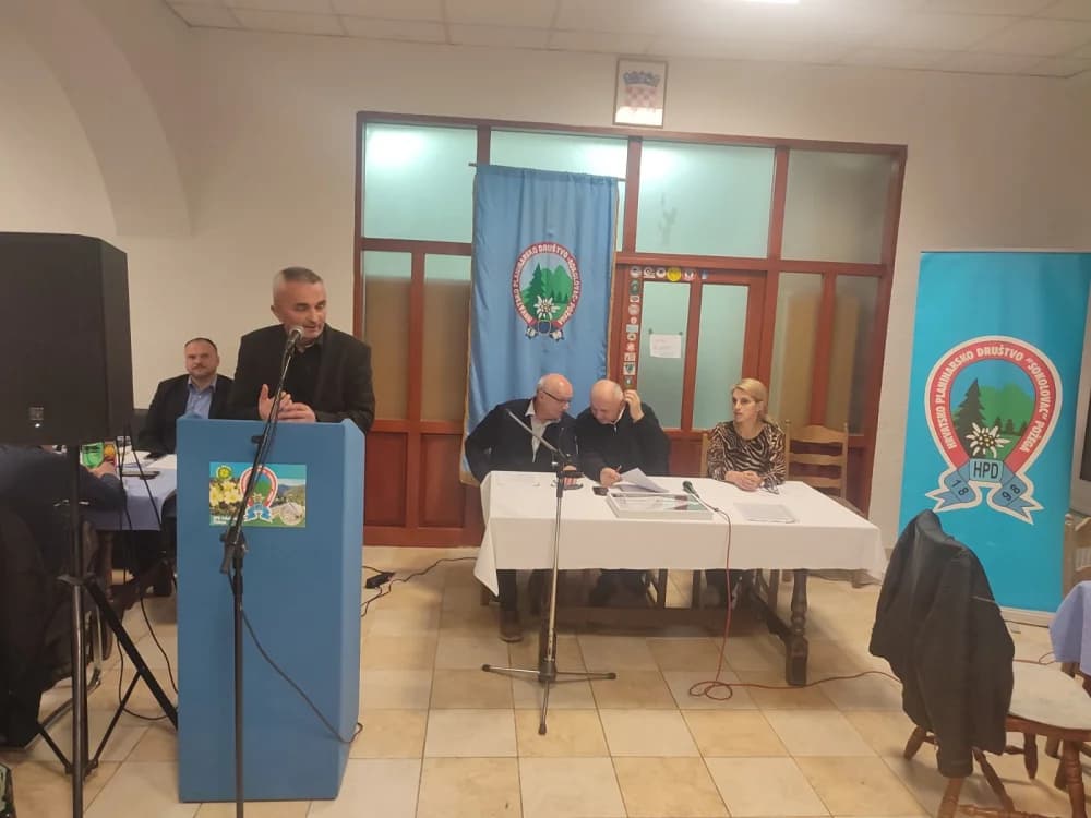 SKUPŠTINA HPD SOKOLOVAC:  Četrnaest planinara primilo spomen plakete za doprinos razvoju planinarstva