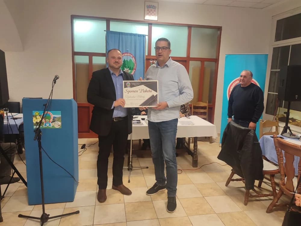 SKUPŠTINA HPD SOKOLOVAC:  Četrnaest planinara primilo spomen plakete za doprinos razvoju planinarstva