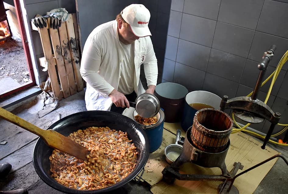 Miris svježih čvaraka širi se u zraku
